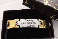 Стальной браслет с надписью